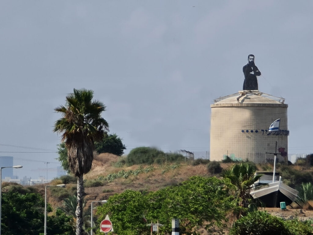מגדל המים עם פסל הרצל בצומת הסירה